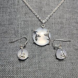 Avon NRT Set Necklace & Earrings Round Stone with Floral Designs Silver Tone